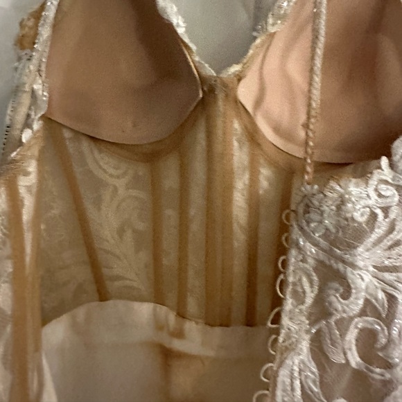 Lace Bodice Wedding Dress. Mermaid Style Bottom. Size 6, fits like a 4 - Picture 14 of 16
